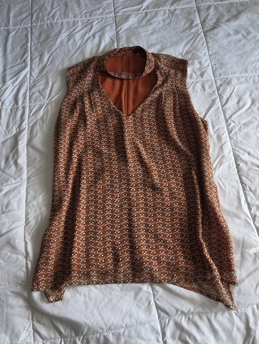Jieru Sleeveless Patterned V-Neck Choker Blouse